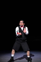 会見でパフォーマンスを披露する、KAMIYAMA。