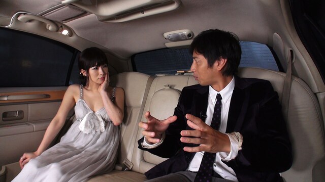 「V.I.P.―椎名林檎―」で対談するチュートリアル徳井（右）と、椎名林檎（左）。(c)SPACE SHOWER NETWORKS INC.