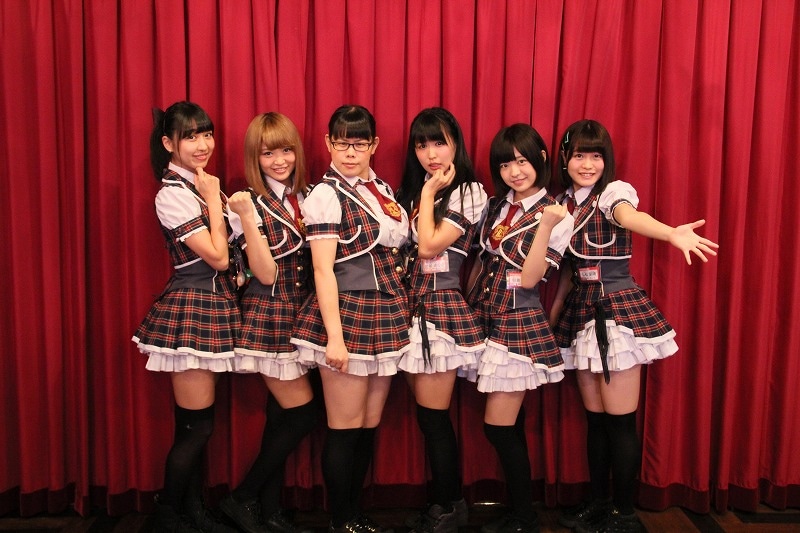 バクステ外神田一丁目。左から諸星あずな、浜口藍子、ADなぎさ、針尾ありさ、朝倉ゆり、弘松菜摘。