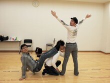 稽古中の浅越ゴエ、ヤナギブソン、お～い！久馬。