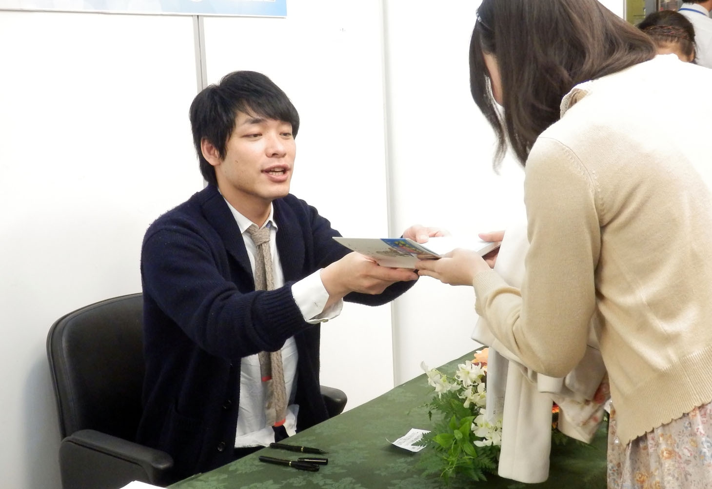 サイン会の様子。