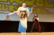 コウメ太夫（手前）と、武田梨奈（奥）。