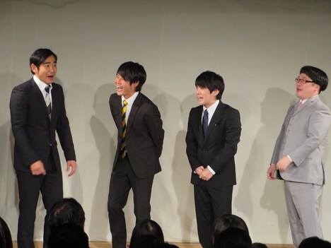 Aブロックのハマカーン浜谷、オジンオズボーン篠宮、ラブレターズ溜口、天津・向（左から）。