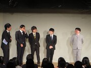 向のスーツのボタンの多さを「常軌を逸したボタンの数！」「神のイタズラか！」と実況する芸人たち。