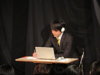 若手アナウンサーの実況太郎。