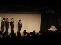 「悪口をネットで書き込んだ人のメモをとっている」と実況される向。