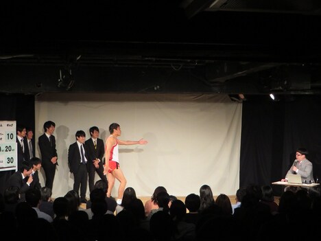 八木のギャグ実況が得意だと判明した向（右）。