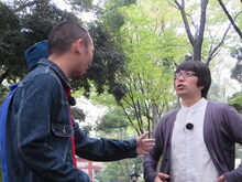 「いろはに千鳥」ロケで犬の心・押見（右）を遠慮なくイジり倒す千鳥・大悟（左）。