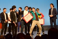 バイク川崎バイクの「BKB」ネタに対抗して、「BMW」ネタを披露するライス（中央）。