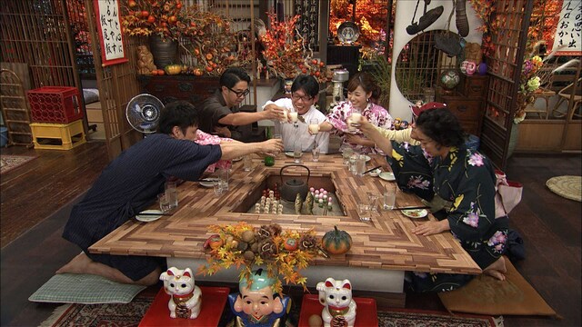 「飯尾飯～俺たちのベストおつまみ～」で乾杯する、ずん飯尾（中央）ら。(c)フジテレビ