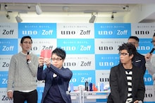 変身した姿をケータイカメラに収めるNON STYLE井上。