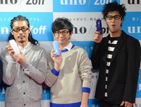 新しい髪型とメガネで変身したパンサー。