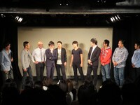 2014年の占いが当たっていないことを嘆く風藤（左から4番目）。