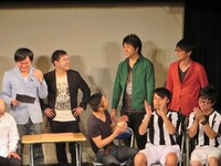 登場時のワーキャーが少ないことに文句を言う永沢（右うしろ）。