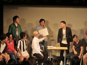 Hi-Hi岩崎（左下4番目）から「ハゲにするなら、今ですよ！」とアドバイスを受ける高松（右から2番目）。