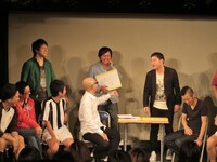 Hi-Hi岩崎（左下4番目）から「ハゲにするなら、今ですよ！」とアドバイスを受ける高松（右から2番目）。