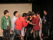 黒田のとっておきの秘密に群がるメンバーたち。