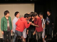 黒田のとっておきの秘密に群がるメンバーたち。