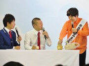 変わったキャラのゆりやん（右）に釘付けのU字工事。