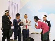 優勝のお礼を言いに近づいてきた江西を「うるさいうるさい」と拒否するU字工事。