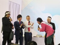 優勝のお礼を言いに近づいてきた江西を「うるさいうるさい」と拒否するU字工事。