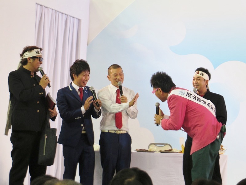 優勝のお礼を言いに近づいてきた江西を「うるさいうるさい」と拒否するU字工事。