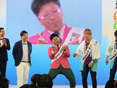 「信金発！地域発見フェア」内のステージイベント「ご当地PR合戦」で優勝した江西あきよし。