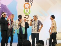 優勝できなかったことに「教科書に書いてあることだけじゃわからないさー」と拗ねる「ビギンのボーカルの人」。