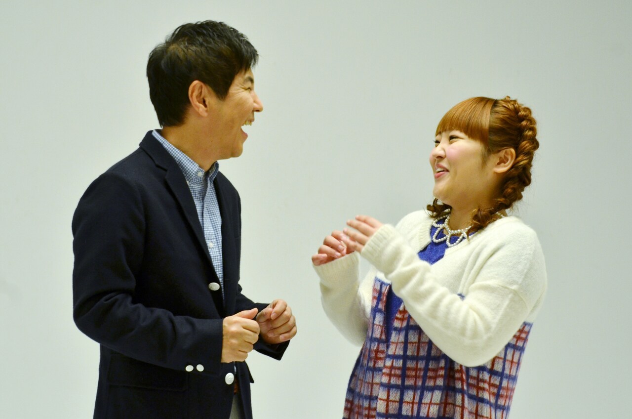 （左から）関根勤と柳原可奈子。