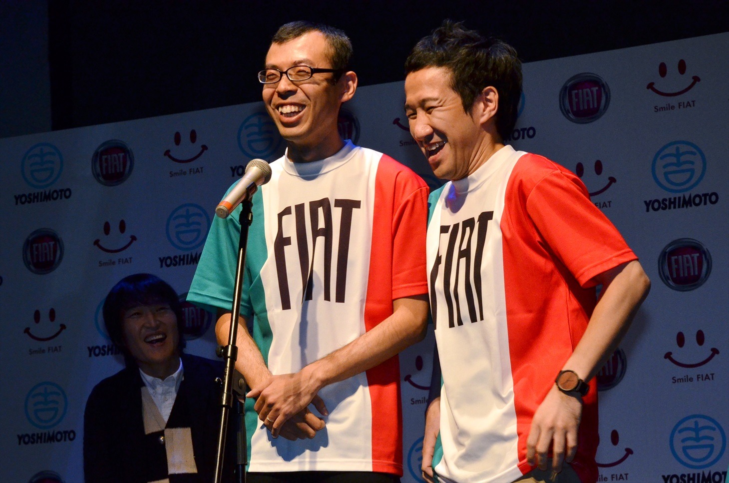 スマートフォン向けアプリ「パシャッとHAPPY DANCE」の発表会見に出演したジョイマンと、千原ジュニア（奥）。