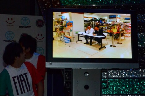 ジョイマンの閑散としたサイン会の様子を伝える写真。