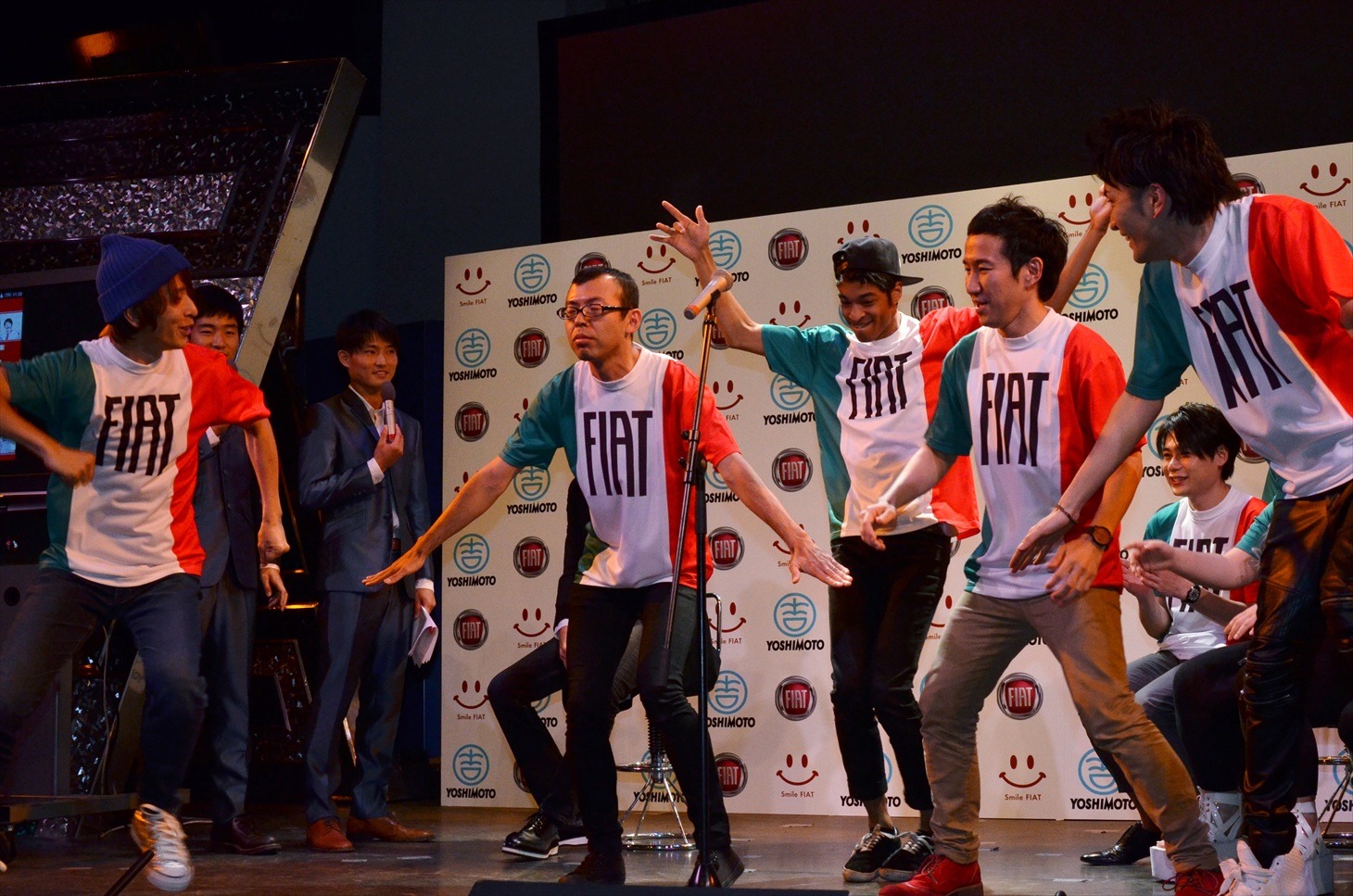 踊り出す芸人たち。