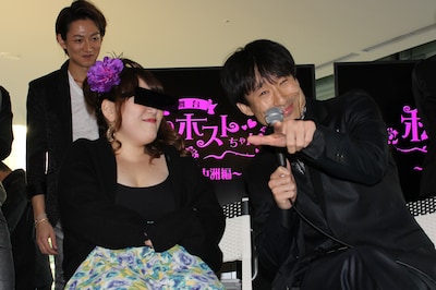 舞台「私のホストちゃん」のファン感謝祭イベントに登場した、なだぎ武（右）。