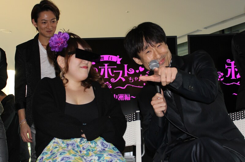舞台「私のホストちゃん」のファン感謝祭イベントに登場した、なだぎ武（右）。