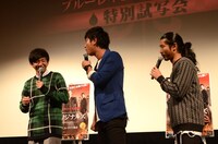 吹替えキャストを務めた向井に牙をむく尾形（中央）。