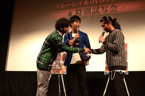 ハリウッド作デビューを祝し、握手を交わす向井（左）と菅（右）。