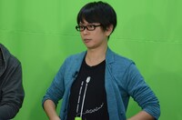 単独ライブTシャツをアピールする永沢。