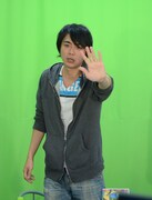 “嫁ドン”を披露する佐々木。