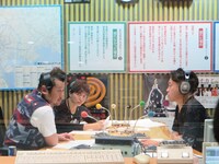 生放送中のブース内。