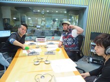 宮川大輔とケンドーコバヤシ。手前は作家で元・誉の遠藤敬。