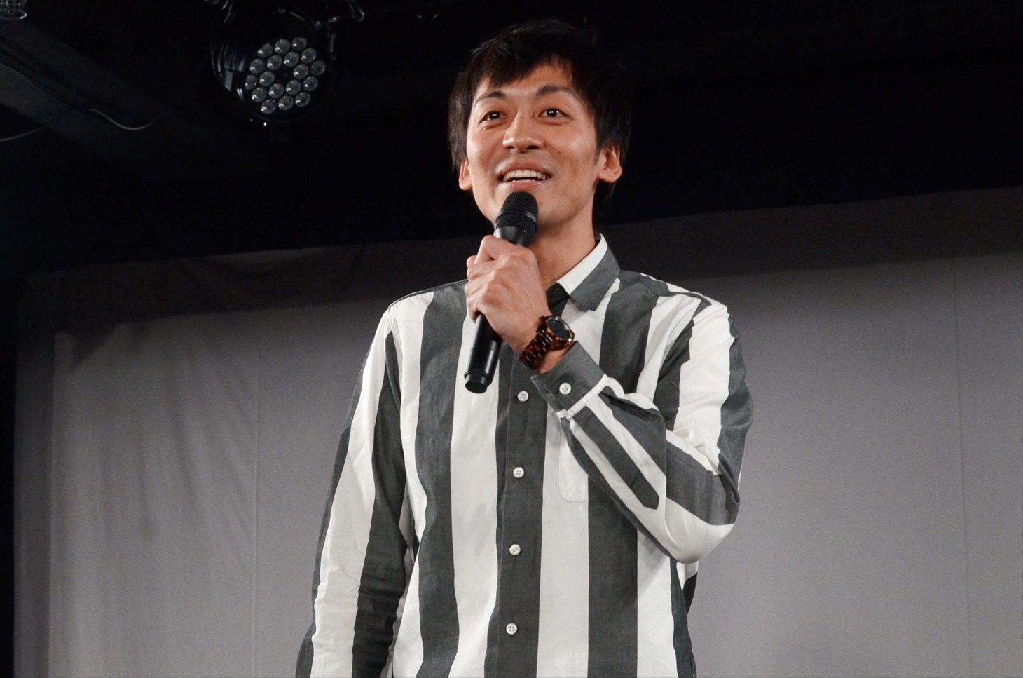 進行を務める、とろサーモン村田。