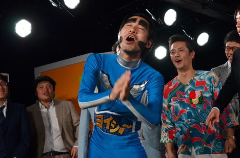 公演の後半に出現し、次々とヨイショを続ける、ヨイショマン（中央）。