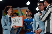 持ちギャグの「言わんよ」をアピールする、GAG少年楽団・坂本（左）。