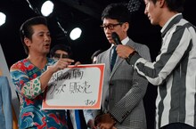 得意とする編み物をグッズとして販売したいと提案する、えんにち・アイパー滝沢（左）。