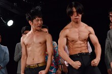 上半身裸となって肉体美を見せつける（左から）ブロードキャスト!!吉村、マヂカルラブリー・野田クリスタル。