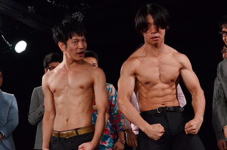 上半身裸となって肉体美を見せつける（左から）ブロードキャスト!!吉村、マヂカルラブリー・野田クリスタル。