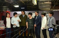 囲み取材中の様子。