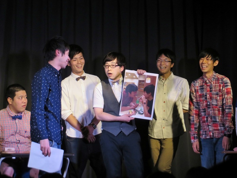 BL（ボーイズラブ）被害に遭った高野（中央）。