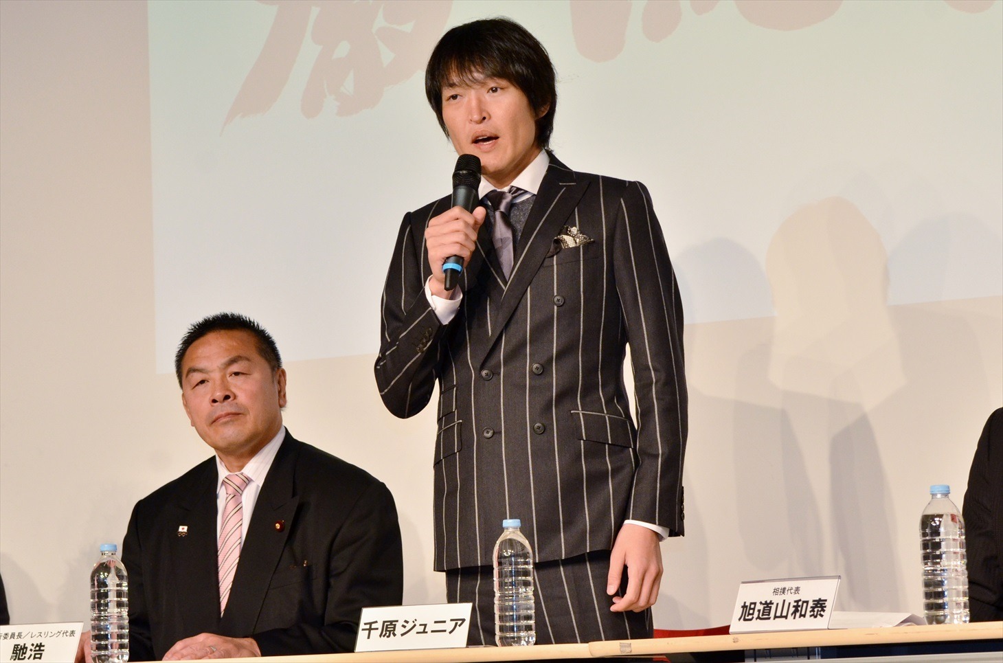 千原ジュニア（中央）、馳浩（左）。