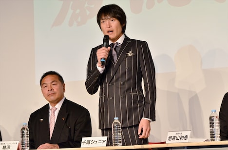 千原ジュニア（中央）、馳浩（左）。